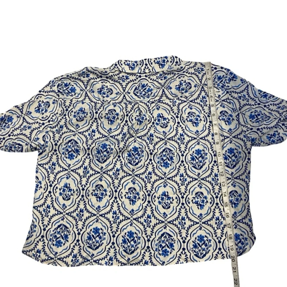 H&M Blue And White Patterned Short Sleeved Twill Button Down Shirt Size Small - Picture 13 of 15